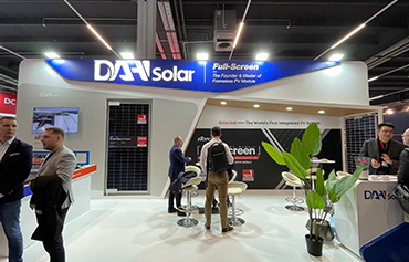Módulo fotovoltaico de pantalla completa de DAH Solar brillado en ENEX y GENERA.